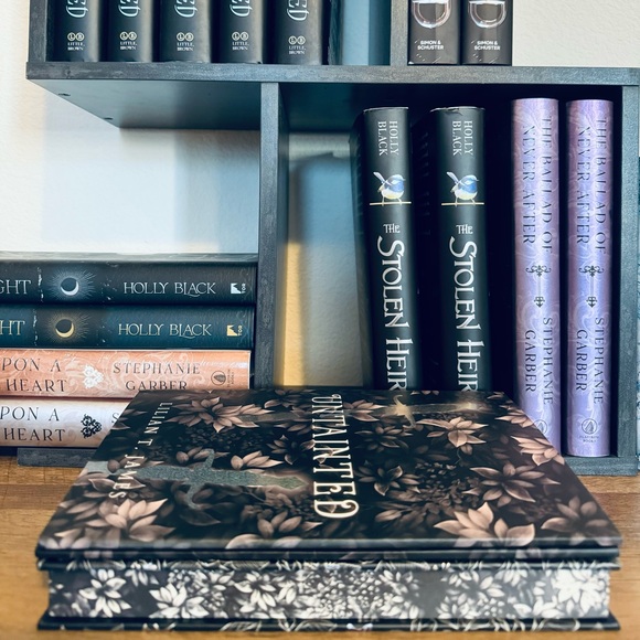 Bookish box Exclusive Signed Edition Untainted by Lilian T. James - Picture 14 of 15